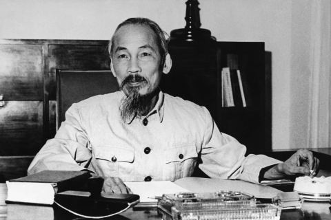 Bài viết cho ảnh trang bìa nói về sự kết thúc cuộc kháng chiến chống Pháp, miền Bắc Việt Nam dưới sự dẫn dắt của Chủ tịch Hồ Chí Minh đạt được nhiều thành tựu.