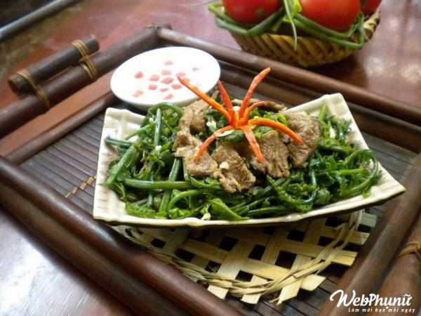 Chọn phần ngọn non của rau dớn đem chần qua với nước sôi cho hết nhớt sau đó có thể xào tỏi, xào với thịt bò hoặc trộn gỏi, nấu canh đều rất ngon. Ảnh: Webphunu.