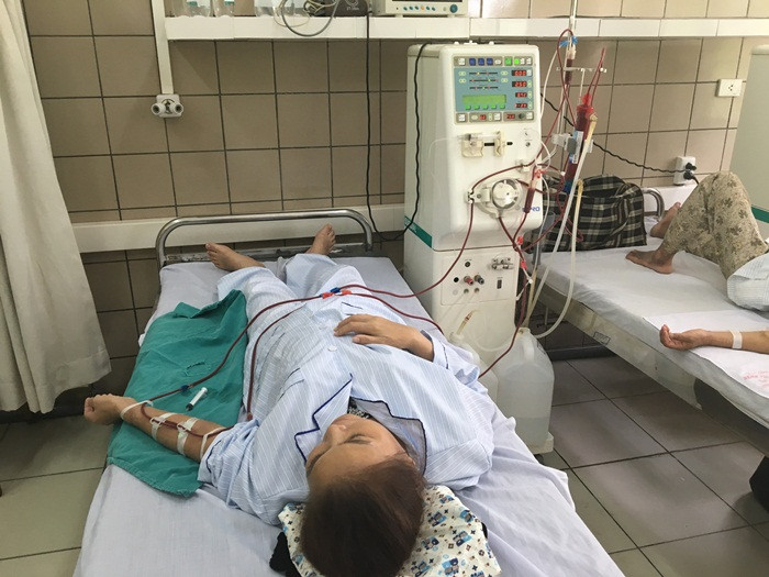 Theo ghi nhận của Kiến Thức, tính đến ngày 31/5/2017, trong số 18 bệnh nhân sốc phản vệ khi chạy thận ở Bệnh viện Đa khoa Hòa Bình thì 7 người đã tử vong, 11 người còn lại đã qua cơn nguy kịch. Hiện, cơ quan chức năng đang phối hợp với Bộ Y tế điều tra làm rõ nguyên nhân xảy ra tai nạn y khoa hàng loạt như thế này.
