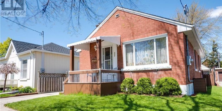 Ngôi nhà này tọa lạc tại Ontario, Canada và đang được rao bán với giá 239.900 USD (~5,4 tỷ đồng). Ngoại thất của nó khá đơn giản với tường gạch đỏ, sân cỏ và nằm tách biệt hẳn với những ngôi nhà khác.