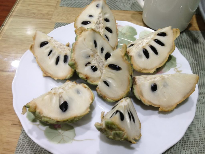 Trong khi ăn, nếu vô tình cắn vỡ hạt quả na bạn có thể ngộ độc hạt na. Theo y học cổ truyền các chất trong hạt na có chứa thành phần độc tố khá cao, nó thường được dùng để làm các chất diệt côn trùng… Ảnh: Alo bác sĩ.