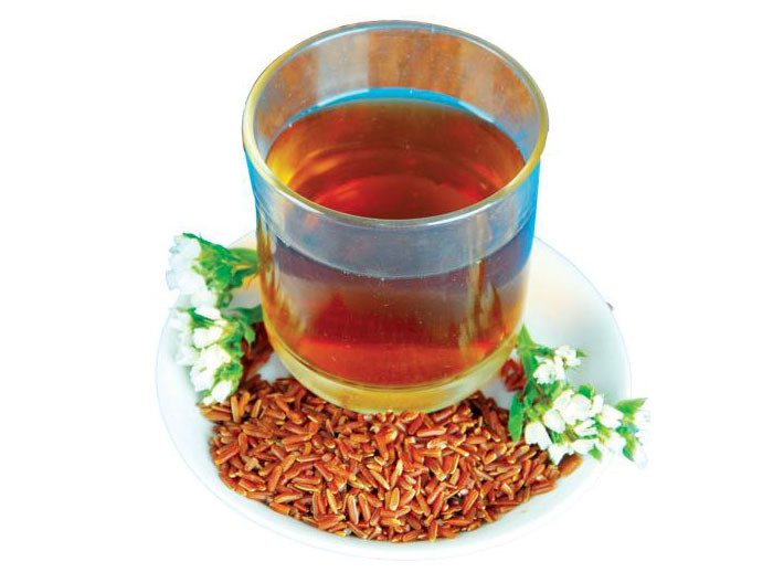 Uống trà gạo lứt rang trường kỳ còn được cho là chữa khỏi được bệnh gút, chứng phong thấp của người già. Ảnh: Sống khỏe.
