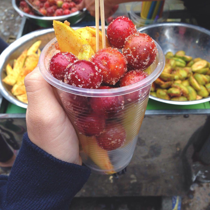 Những miếng hậu đỏ ối bắt mắt, thấm vị cay ngọt giòn tan vô cùng hấp dẫn. Ảnh: Lozi.