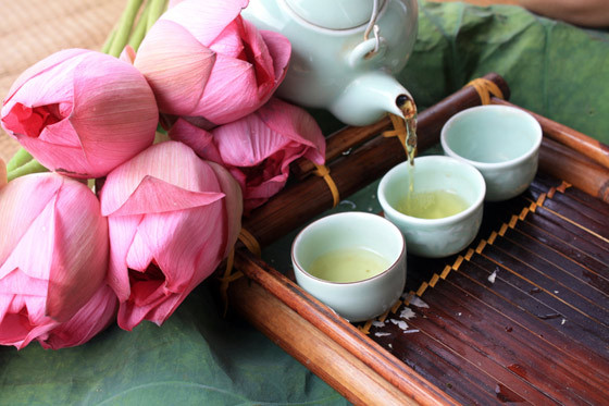 Trà từ hoa và lá sen có tác dụng giảm cholesterol, thanh lọc cơ thể rất tốt vì thế những người béo phì nên dùng lá sen là trà uống mỗi ngày. Ảnh: Phi long trà.