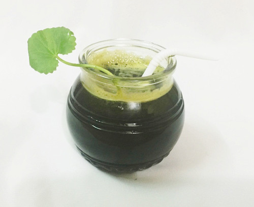Nhiều nghiên cứu cũng chỉ ra, phụ nữ dự định mang thai và đang mang thai nên tránh ăn rau má vì dùng rau má lâu ngày sẽ làm giảm khả năng thụ thai, các chất trong loại rau này có thể dẫn đến khả năng sảy thai. Ảnh: Cuocsongkhoedep.
