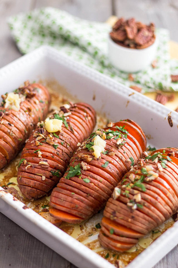 Khoai lang nướng kiểu Thụy Điển: Món khoai hasselback là một món ăn có xuất xứ từ Stockholm, Thụy Điển. Phiên bản gốc của món này sử dụng khoai tây, tuy nhiên khi chế biến bằng khoai lang nó chinh phục thực khách bằng sự kết hợp khéo léo mà mộc mạc giữa vị bùi của khoai và vị béo thơm của phô mai và kem. Ảnh: Tasty Kitchen.