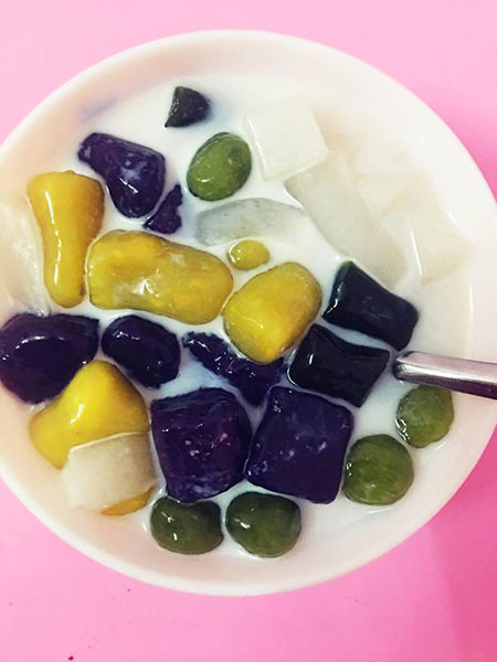 Chè khoai dẻo: Món chè được chế biến từ rất nhiều loại khoai khác nhau tạo thành. Khi ăn bạn sẽ cảm nhận rất rõ mùi vị của từng loại khoai hòa quyện với mùi thơm ngọt béo ngậy của nước cốt dừa. Ảnh: Nauankhongkho.