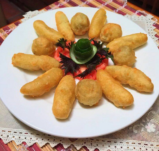 Khoai lang kén: Khoai lang kén là món ăn vặt được trẻ em và cả người lớn yêu thích trong mùa đông. Khoai lang kén được chế biến cực kỳ đơn giản. Bạn chỉ cần luộc chín khoai lang sau đó nghiền nhuyễn rồi nhào cùng nước cốt dừa, bột đao, chút sữa tươi sau đó lăn thành viên và chiên giòn là xong. Ảnh: Mebetin.