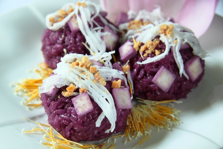 Xôi khoai lang ngậm nước dừa: Món ăn này có màu sắc rực rỡ bắt mắt, khi ăn vị xôi hòa quyện với nước cốt dừa béo ngậy, thơm ngon lạ miệng. Ảnh: Yeunoitro.