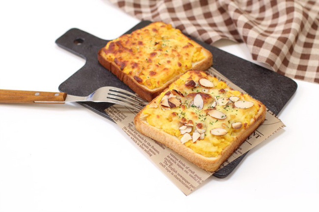 Pizza khoai lang: Đây là món ăn được biến tấu và đổi vị một cách độc đáo. Từng miếng bánh pizza kiểu mềm vừa giòn giòn bên ngoài lại ngậy ngọt vị phô mai và khoai lang nên được rất nhiều người yêu thích. Ảnh: Blognaver.