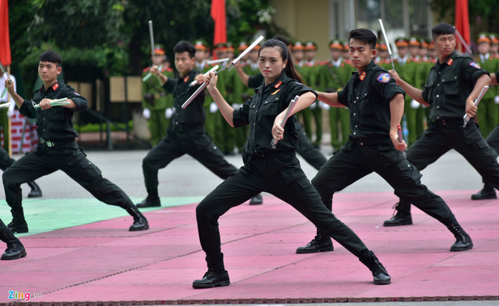 Tuy vậy, những thiếu nữ Học viện Cảnh sát Nhân dân vẫn hăng hái luyện rèn với mong muốn trở thành các "bông hồng thép" của lực lượng vũ trang nhân dân.