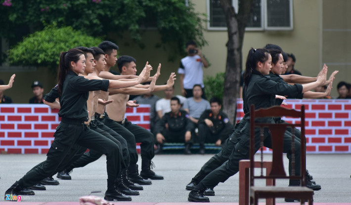 Trong Hội thao chào mừng 49 năm ngày Truyền thống học viện Cảnh sát Nhân dân và 10 năm thành lập khoa Cảnh sát Vũ trang, các nữ học viên đã trổ tài biểu diễn võ thuật thu hút người xem.
