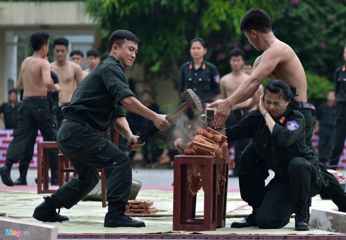 Những đôi tay liễu yếu đào tơ sau khi tập luyện khí công đã trở nên cứng như thép.