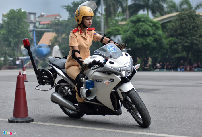 Tham gia câu lạc bộ môtô khoảng hơn một năm, Hồng Thuỷ đã giành giải nhì cuộc thi huấn luyện của câu lạc bộ tập huấn cho sinh viên cảnh sát về kỹ năng lái xe an toàn.