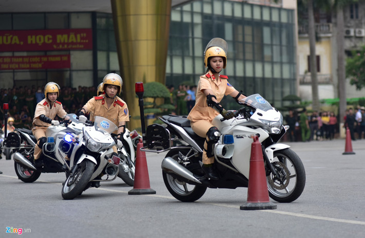 Trong buổi hội thao, dù trời bất chợt đổ mưa nhưng Thuỷ vẫn bình tĩnh xử lý tình huống, khéo léo vòng qua cọc tiêu và phối hợp nhịp nhàng cùng đồng đội trong sự theo dõi của hàng nghìn cán bộ, chiến sĩ.