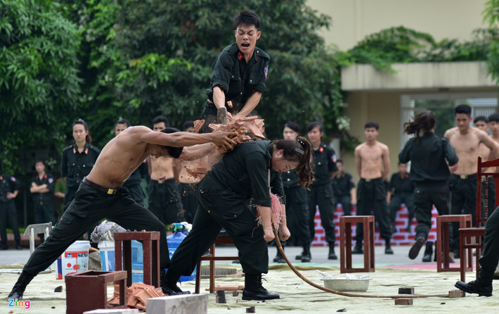 Yết hầu vốn là điểm yếu của con người nhưng qua luyện tập, nữ học viên đã biến nó thành điểm tựa để bẻ cong mũi giáo và làm điểm tựa để chịu cú đập của búa tạ.