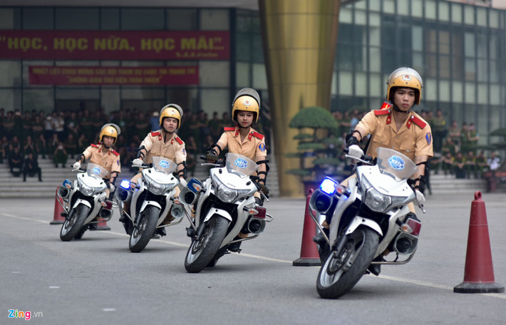 Với Thuỷ, điều khiển chiếc xe là sự chinh phục "quái thú" không phải về tốc độ nhanh, chậm, mà là sự nhạy bén, xử lý tình huống.
