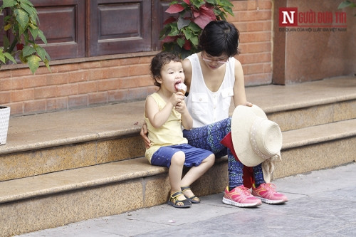 Mẹ cho con đi chơi.
