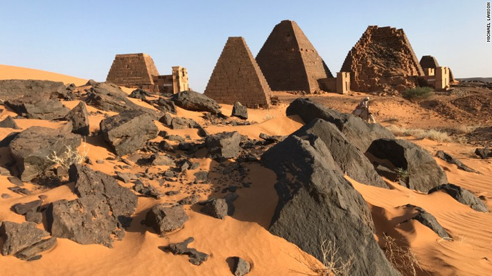 Hơn 200 kim tự tháp được tìm thấy tại Sudan, trong đó 177 công trình nằm trên đảo Meroe và 74 kim tự tháp khác ở vùng Nuri.