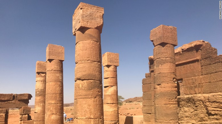 Theo tổ chức UNESCO, các công trình kiến trúc trên đảo Meroe, vùng bán sa mạc nằm giữa sông Nile và sông Atbara, là bằng chứng cho thấy sự liên hệ giữa tiểu vùng Saharan và Địa Trung Hải cũng như Trung Đông trong thời kỳ cổ đại.