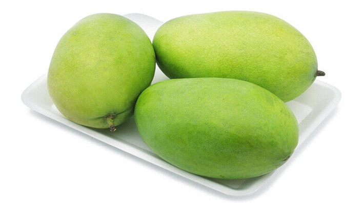 Gỏi xoài cá cơm khô: Để làm được món ăn này bạn cần 1-2 quả xoài xanh, cá khô, nước mắm, ớt, đường, rau thơm… Ảnh: Món ngon.