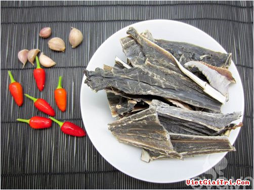 Cá ó khô xào tỏi ớt: Nguyên liệu cho món ăn này rất đơn giản chỉ cần cá, tỏi và ớt thêm chút gia vị. Ảnh: Vietgiaitri.