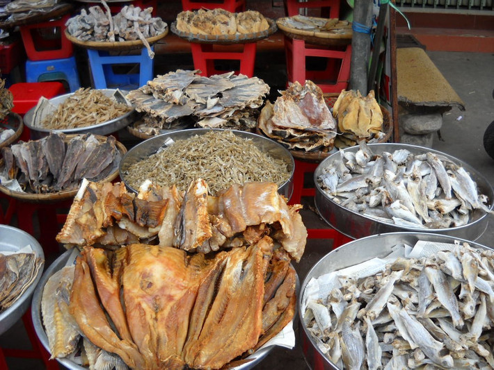 Cá khô tuy là loại thực phẩm rẻ tiền, dân dã nhưng lại có thể chế biến được rất nhiều món ăn mặn ngon tuyệt để dùng ăn kèm cơm nóng sốt trong những ngày mưa lạnh. Ảnh: Tiếp thị gia đình.