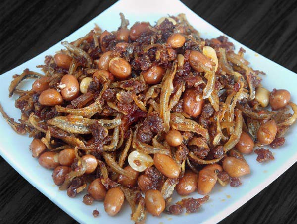 Cá cơm sốt cay lạc rang: Cá thấm đẫm gia vị kèm thêm vị bùi bùi, ngậy ngậy của lạc rang sẽ là món ngon khó cưỡng trong mâm cơm nhà bạn. Để chế biến món này, cần chuẩn bị nguyên liệu sau: Lạc, cá cơm khô, sốt me chua, dầu ăn, đường, tỏi, ớt, hành… Ảnh: Cá kho làng vũ đại.