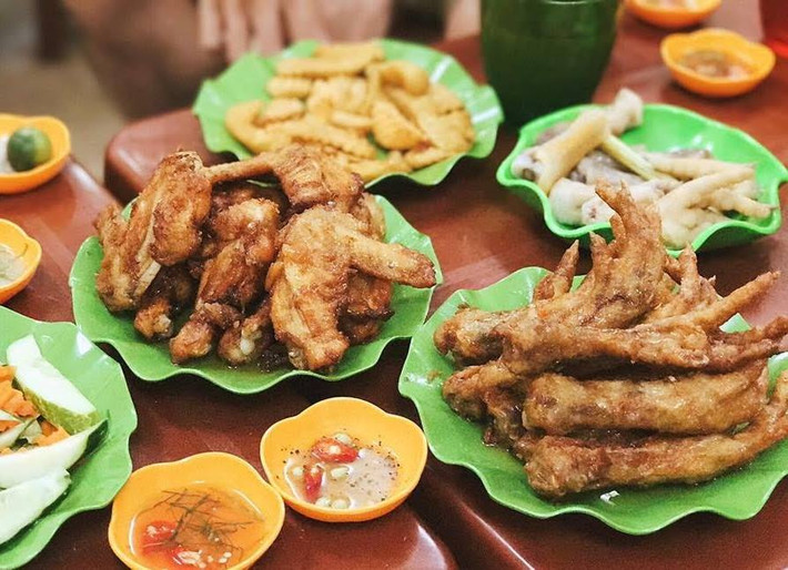 Chân gà rang muối: Đây là món gà để ăn vặt, nhâm nhi buôn chuyện yêu thích của teen Hà Nội. Món ăn này thực sự có sức hút vì từng miếng chân gà dai vừa phải, thơm ngon, ngấm đều gia vị. Ăn chân gà cùng chút bia lạnh mùa hè thì không gì sánh bằng. Ảnh: Monngonhanoi.