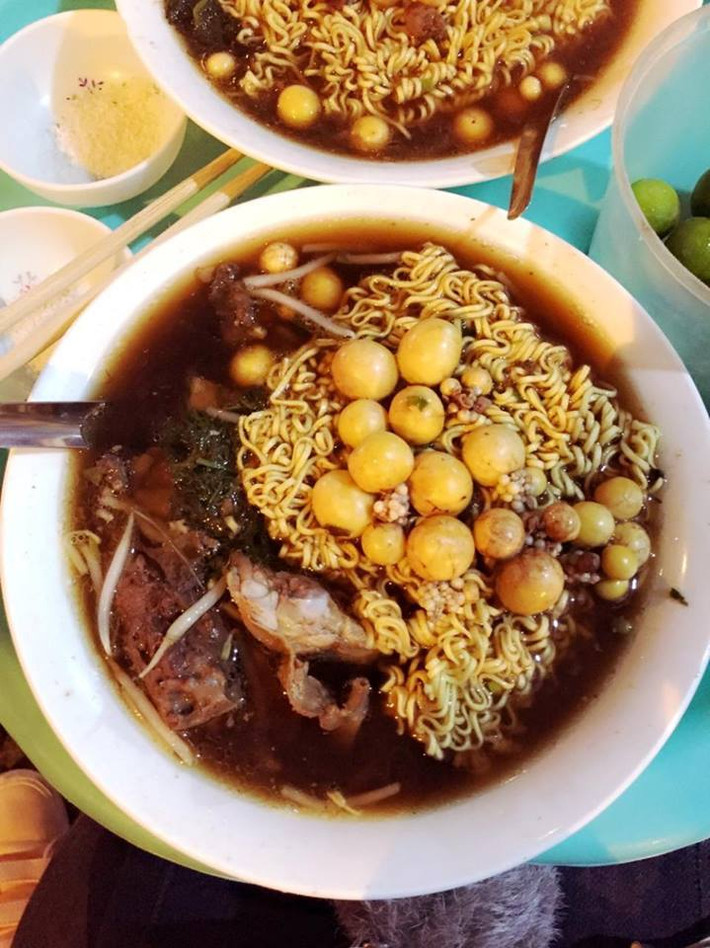 Mỳ gà tần trứng non: Đây là món ăn đêm yêu thích của teen Hà thành. Mỳ được nấu với nước gà tần sau đó thêm trứng non rau giá ăn cùng. Ảnh: Monngonmoingay.