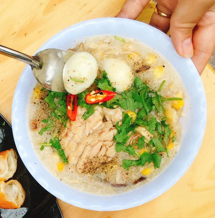 Cháo trứng gà non: Để chế biến chuẩn vị món cháo người ta lấy nước dùng gà ninh cháo cho ngọt sau đó khi cháo chín thì thêm gà xé sợi, trứng gà non, tiêu và rau thơm vào là xong. Ảnh: Facebook monngonmoingay.