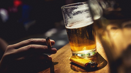 Một nghiên cứu mới đây cho biết: nếu như bạn vừa hút thuốc lá và uống rượu thì nguy cơ mắc ung thư sẽ tăng lên so với bình thường rất nhiều. Ảnh: Y học cộng đồng.