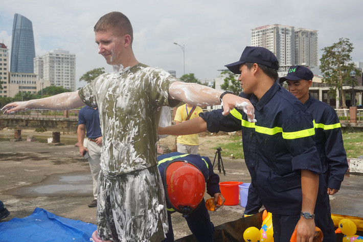 Các chiến sĩ cứu hộ xử lý tẩy dầu dính lên da, tẩy độc cho các nạn nhân.