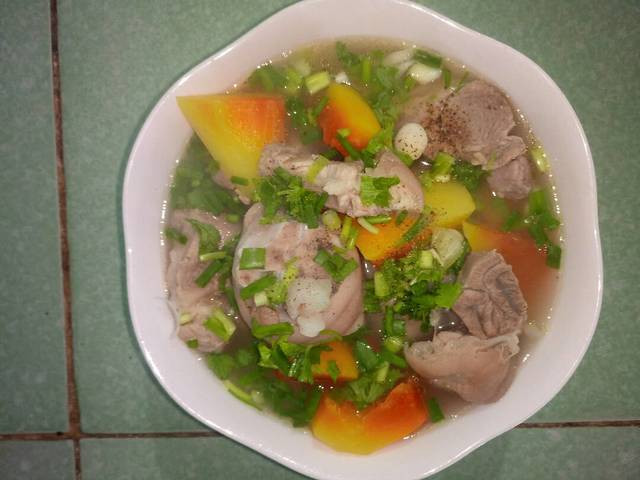 Canh chân giò hầm đu đủ: Món ăn không hề ngán ngấy, ngọt, thơm vị thanh mát là lựa chọn tuyệt vời cho sản phụ và những bà mẹ nuôi con nhỏ giúp lợi sữa cực tốt. Ảnh: Cookpad.