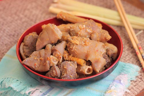 Móng giò kho sả ớt: Đây là món ăn mặn thơm ngon, là lựa chọn tuyệt vời để ăn kèm với cơm trắng trong bữa ăn hàng ngày. Ảnh: Cookpad.
