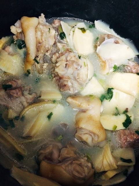 Canh măng hầm móng giò: Bạn có thể sử dụng cả măng khô và măng tươi để hầm với móng giò thành canh. Đây là món ăn truyền thống thường xuất hiện trong ngày lễ Tết hoặc cỗ bàn và được người Việt rất yêu thích. Ảnh: Cookpad.