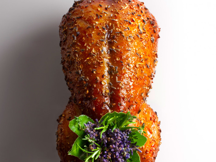 Eleven Madison Park, New York, Mỹ: Nhà hàng sang chảnh này có thực đơn 11 món, trong đó có những món ăn nổi tiếng nhất của họ trong 11 năm qua. Giá của thực đơn này là 295 USD một khách, chưa kể đồ uống.