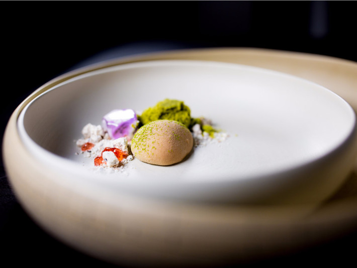Alinea, Chicago, Mỹ: “The Kitchen Table” là trải nghiệm ấn tượng và tân tiến nhất, đem lại sự riêng tư tuyệt đối cho thực khách. Bạn sẽ phải chi khoảng 385 USD một người cho bữa ăn ở đây.
