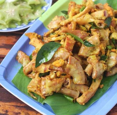 Lòng non nướng nghệ: Lòng non nướng nghệ là một trong những món nhậu ngon từ lòng heo với mùi thơm nức mũi từ những nguyên liệu phụ gia tẩm ướp, lại được ăn kèm với khế chua, dưa leo có thể khiến bạn ăn mãi mà không bao giờ biết ngán. Ảnh: Lamsao.