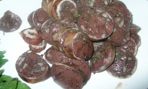 Lòng lợn nhồi tiết hành tây luộc: Đây là món ăn quen thuộc của người Việt. Các đầu bếp thường làm sạch phần lòng già của con lợn sau đó băm chút thịt, mỡ phần nhào cùng tiết, hành tây thái hạt lựu và rau thơm nhồi vào lòng rồi luộc chín. Ảnh: Phununet.
