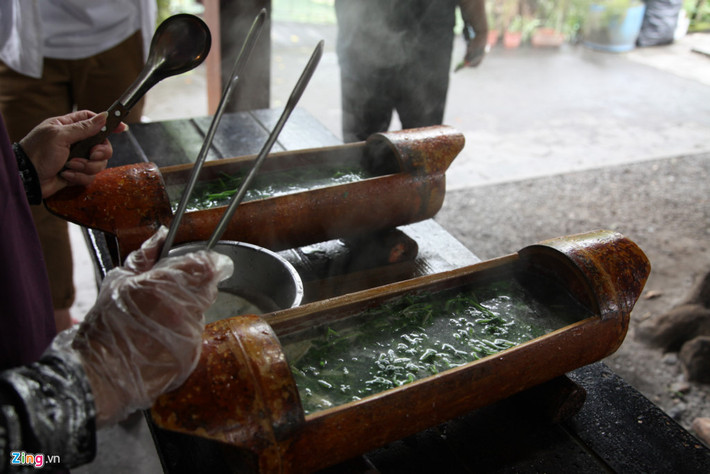 Cùng với cách đánh, bắt cá thông minh, người Ami đã sáng chế ra một cách nấu ăn bằng những viên đá được nung nóng. Khi các viên đá được nung nóng thả vào nồi nước có rau quả và cá, bạn sẽ được một nồi súp nóng bốc hơi.