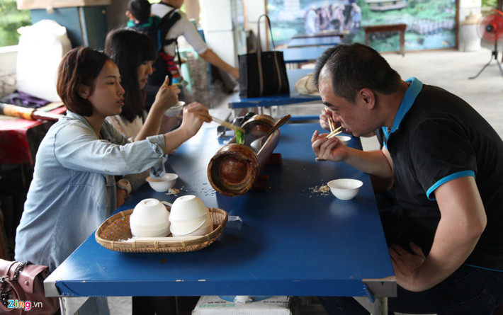 Ngoài ra, du khách còn được nếm nhiều loại thảo mộc hoang dã, độc đáo, ngon miệng, bao gồm đậu triều, cần tây nước, lá trầu, gạo gesian… Thông qua các phương pháp nấu nướng khéo léo của phụ nữ Ami, mỗi loại thảo mộc hoang dã này được biến đổi thành những món ăn độc đáo và ngon miệng.