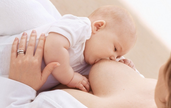 Trường hợp trẻ sơ sinh mẹ có thể uống thuốc và cho trẻ bú sữa để điều trị, biến chứng của bệnh sốt xuất huyết. Ảnh: Yêu trẻ.
