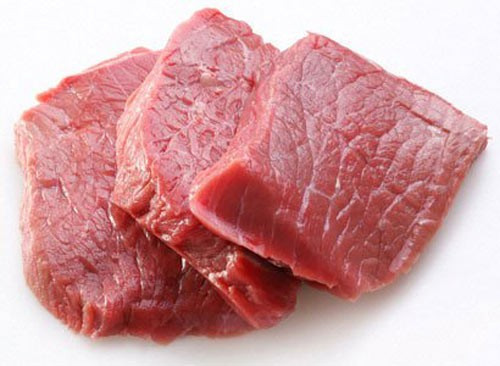 Thịt lợn nạc đem nấu lên thành các món hầm, nướng, chiên có thể dùng trong những trường hợp bị táo bón, mất nước, nhiễm khuẩn, thiếu dinh dưỡng… Ảnh: Tam thất.