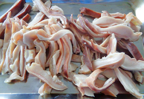Dạ dày lợn, sa nhân, chỉ sác cùng hầm nhừ lấy nước uống tốt cho những bệnh nhân sa tử cung, thoát vị cơ năng ở người già yếu và người bị sa dạ dày. Ảnh: Eva.