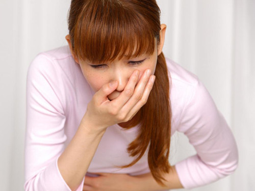 Ăn dứa khi đói có thể khiến cho bạn bị say, nôn nao, khó chịu nên tránh. Ảnh: Đời sống pháp luật.