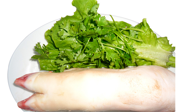 Móng giò: Móng giò chính là phần chân gắn với móng của con lợn. Móng giò có nhiều gân, thịt mỡ phần này khi ăn cũng không bị cảm giác gây béo, da giòn.