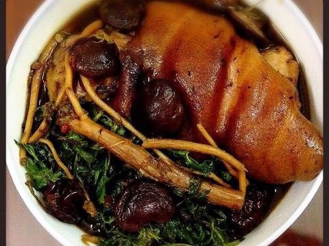 Thịt chân giò được dùng để chế biến nhiều món như luộc, kho rim, và đặc biệt một số món đặc sản như chân giò hun khói, chân giò muối, chân giò nhồi.