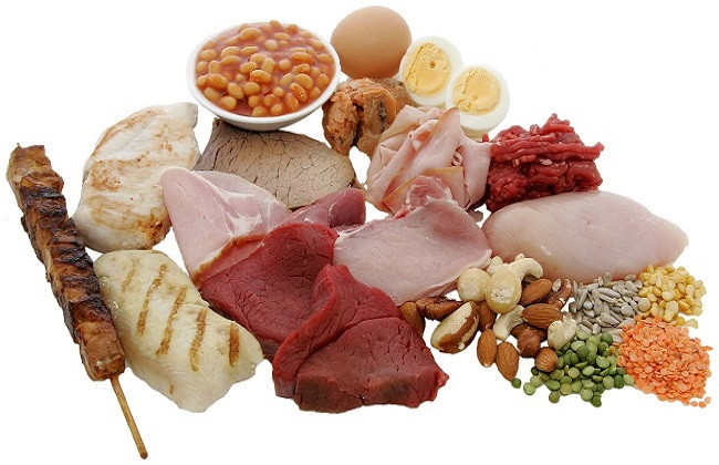 Thực đơn của người chạy thận nhân tạo cần tăng cường chất đạm vì trong quá trình lọc máu sẽ bị mất đi một lượng đạm rất lớn. Đạm có thể lấy từ các loại thịt, cá, trứng bằng cách hầm, hấp hoặc luộc, hạn chế chiên xào…