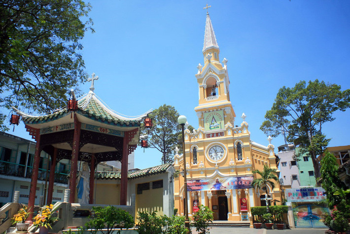 Nhà thờ Cha Tam có tên chính thức là Nhà thờ Thánh Francisco Xavier, được khánh thành năm 1902. Không chỉ là nơi sinh hoạt tôn giáo, đây còn là nơi thu hút du khách tới thưởng lãm. Ảnh: Reds.